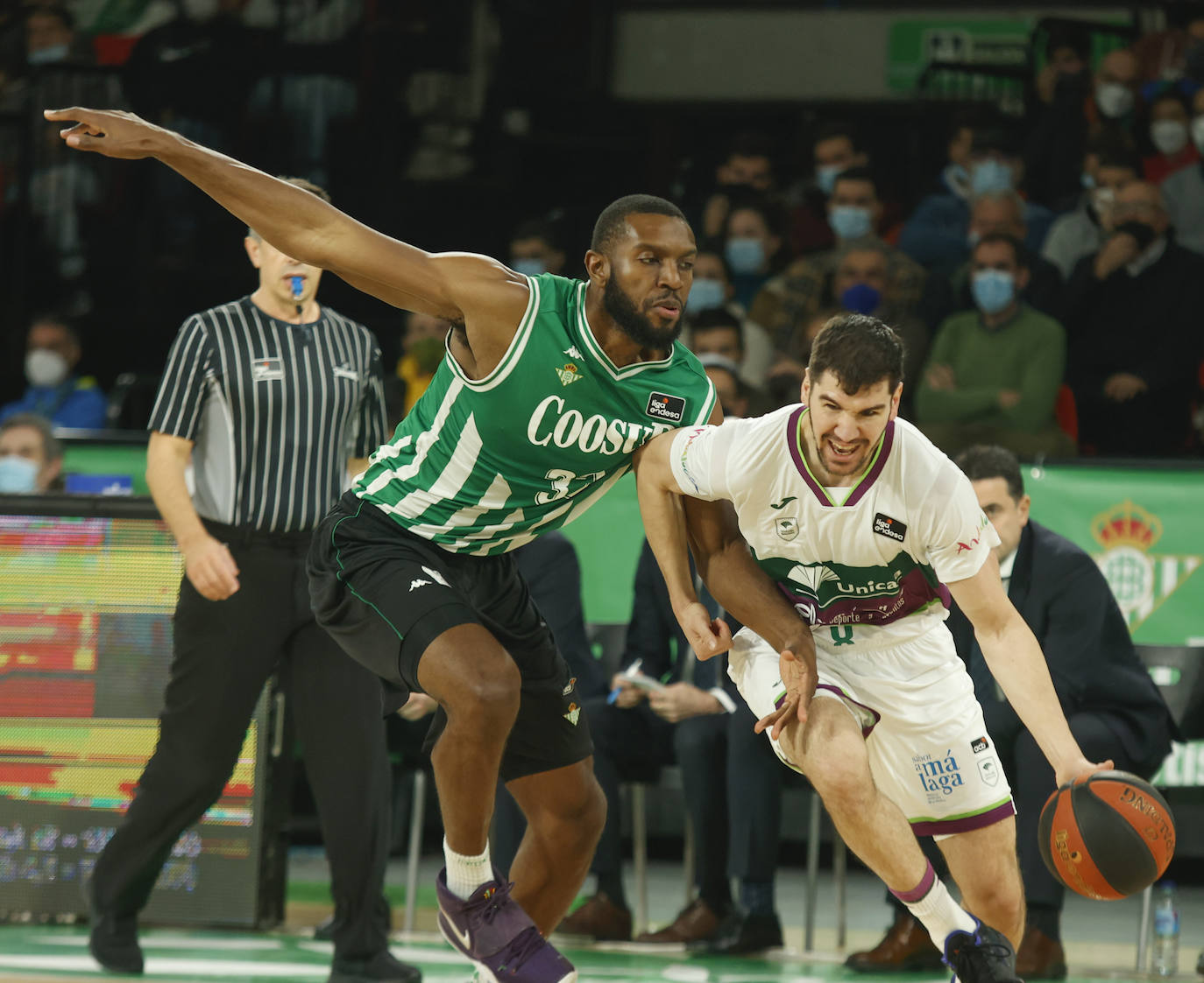 Las mejores imágenes del partido disputado este domingo en Coosur Betis y Unicaja