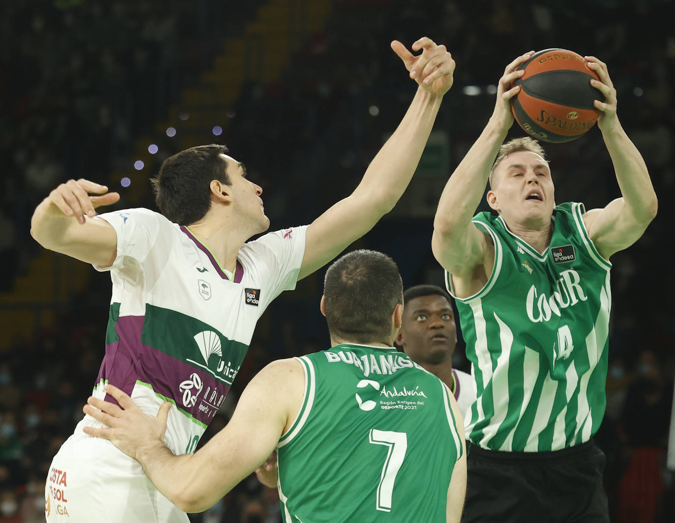 Las mejores imágenes del partido disputado este domingo en Coosur Betis y Unicaja