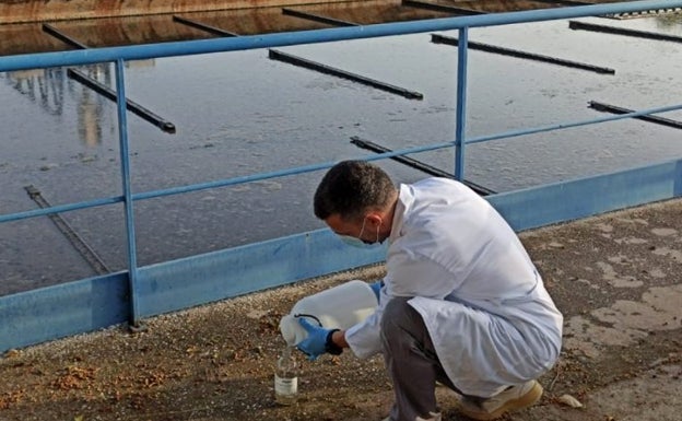 Un técnico de Emasa toma una muestra del agua residual llegada a la depuradora. 