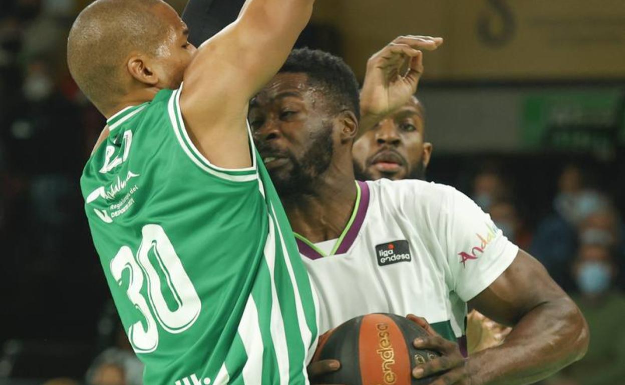 Eric es defendido por Báez durante el partido jugado en Sevilla. 