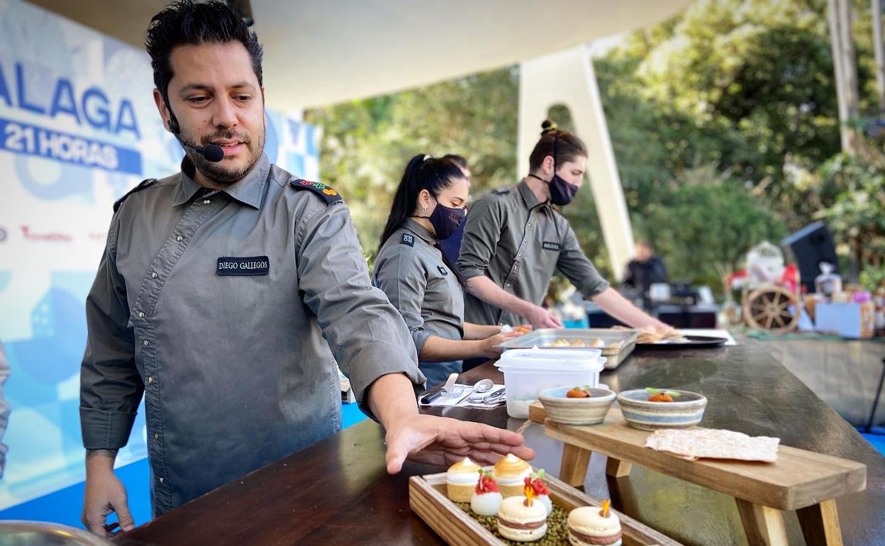 El chef del caviar, Diego Gallegos, durante su demostración. 