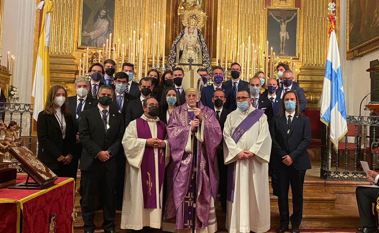 Monseñor Amigo junto a miembros de la corporación del Domingo de Ramos ante la imagen de la Virgen.