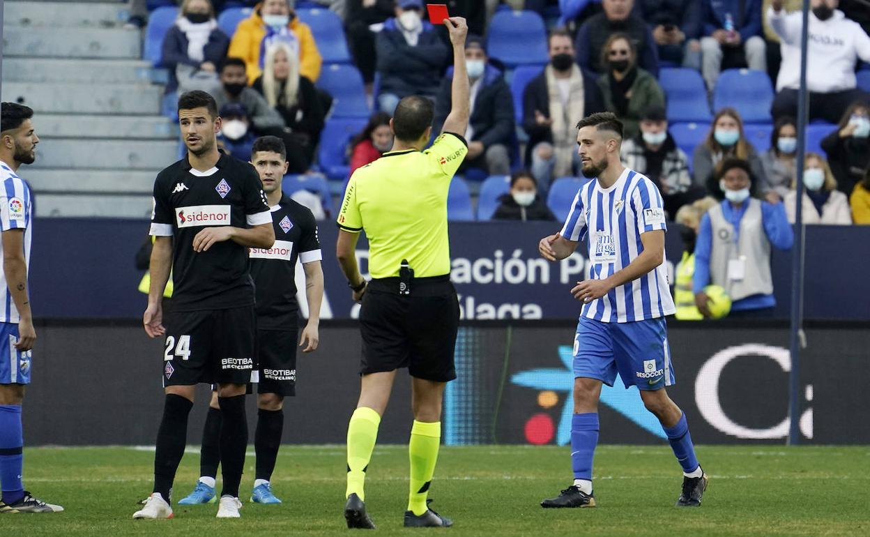 Trujillo Suárez muestra la tarjeta roja a Genaro durante el partido contra el Amorebieta. 