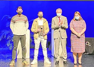 Imagen secundaria 1 - Autoridades del Ayuntamiento de Málaga, CaixaBank y la Diputación de Málaga, junto con los participantes de los premios de Emprendimiento Social La Noria. Los premiados de La Polea, Juan Andrés Escalera y Pablo Romero, junto al presidente de la Diputación, Francisco Salado, y la vicepresidenta cuarta, Natacha Rivas. El Trío Mocay, con clarinete, violonchelo y piano. 