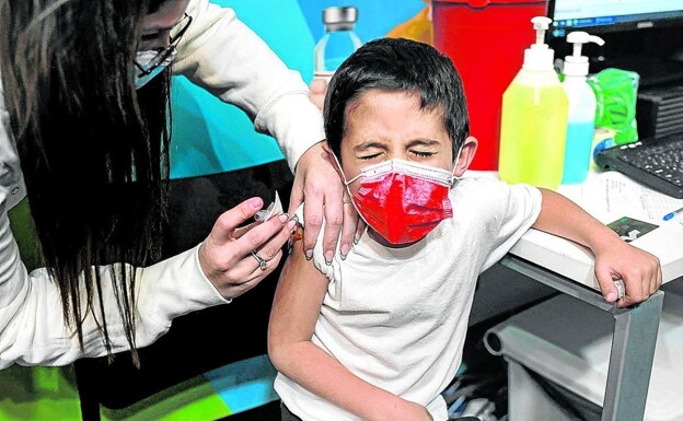 Un niño recibe una vacuna contra la covid en Israel. 