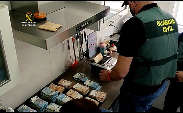 Los agentes hallaron grandes sumas de dinero en los registros enmarcados en esta operación. 