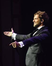 Imagen secundaria 2 - Bisbal, en diversos momentos de su recital. 