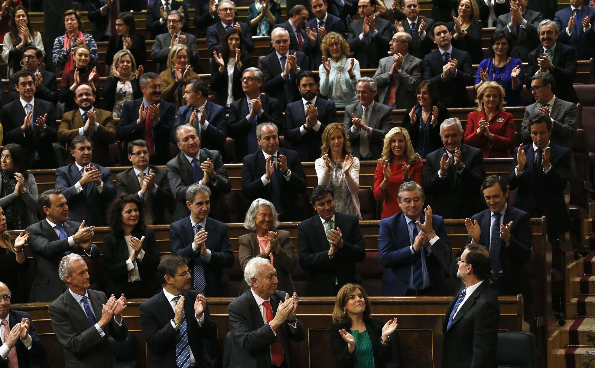 Diputados del PP aplauden a Mariano Rajoy tras el último debate sobre el estado de la nación, en 2015 