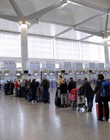 Imagen secundaria 2 - Colas en el aeropuerto y en la estación de trenes de Málaga este jueves. 