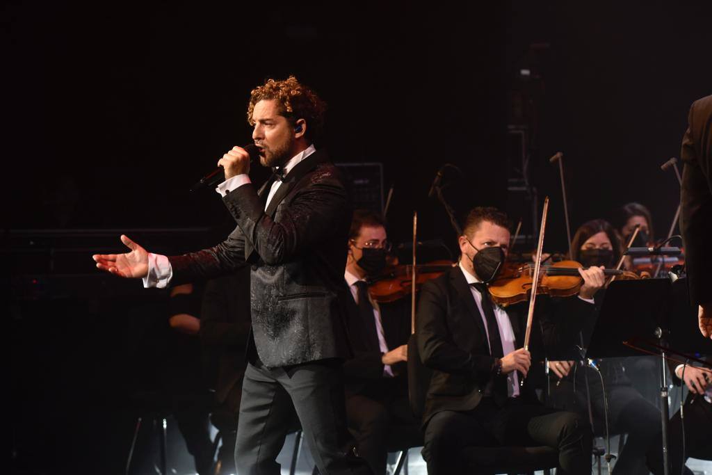 Imagen principal - Bisbal, en diversos momentos de su recital. 