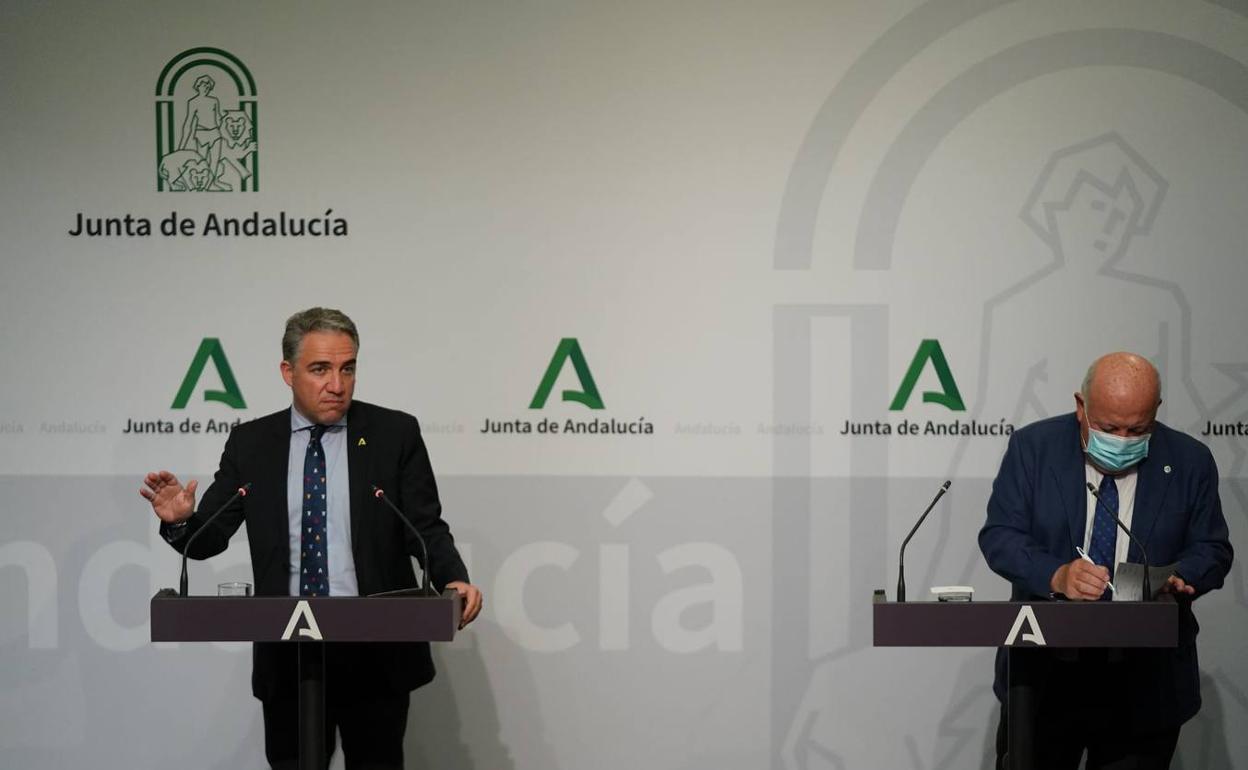 Elías Bendodo y Jesús Aguirre, tras el Consejo de Gobierno de este jueves. 