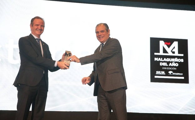 Pablo Atencia recoge el premio por la Trayectoria a la Agrupación de Cofradías. 