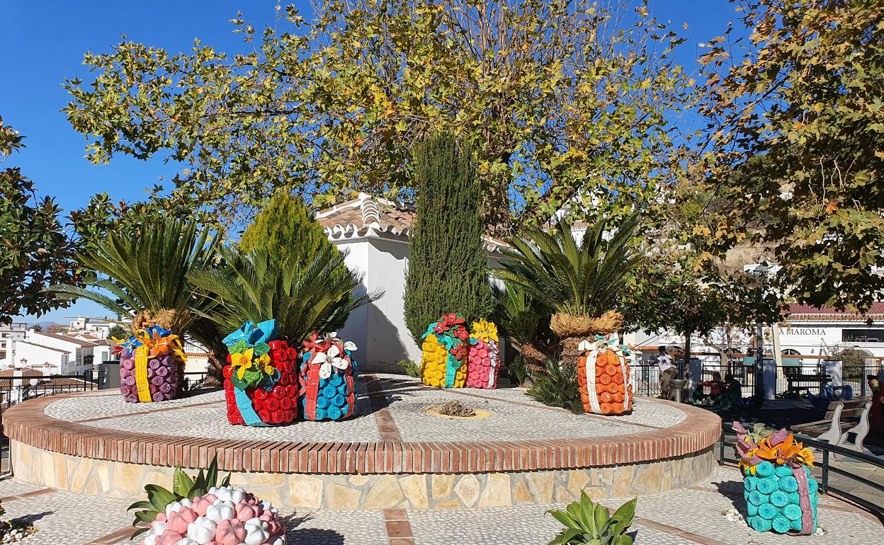 Imagen de una de las plazas adornadas con materiales plásticos reciclados. 