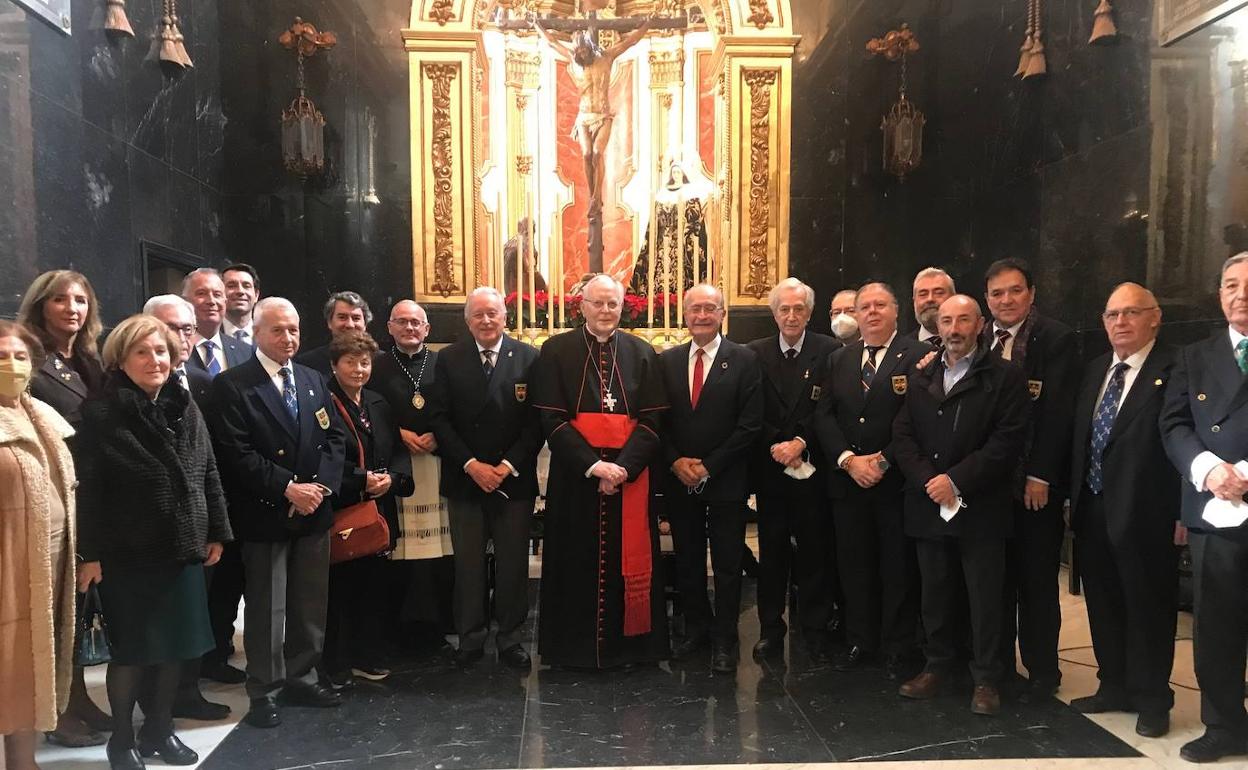 Foto de familia con miembros de la Asociación Nacional de Legionarios de Honor, cargos de la Congregación de Mena e invitados con monseñor Amigo y el alcalde Francisco de la Torre.