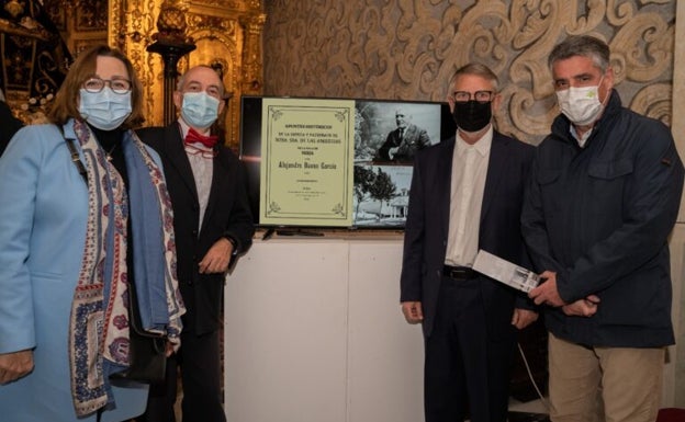 Acto de presentación de la obra, en el interior del templo religioso. 