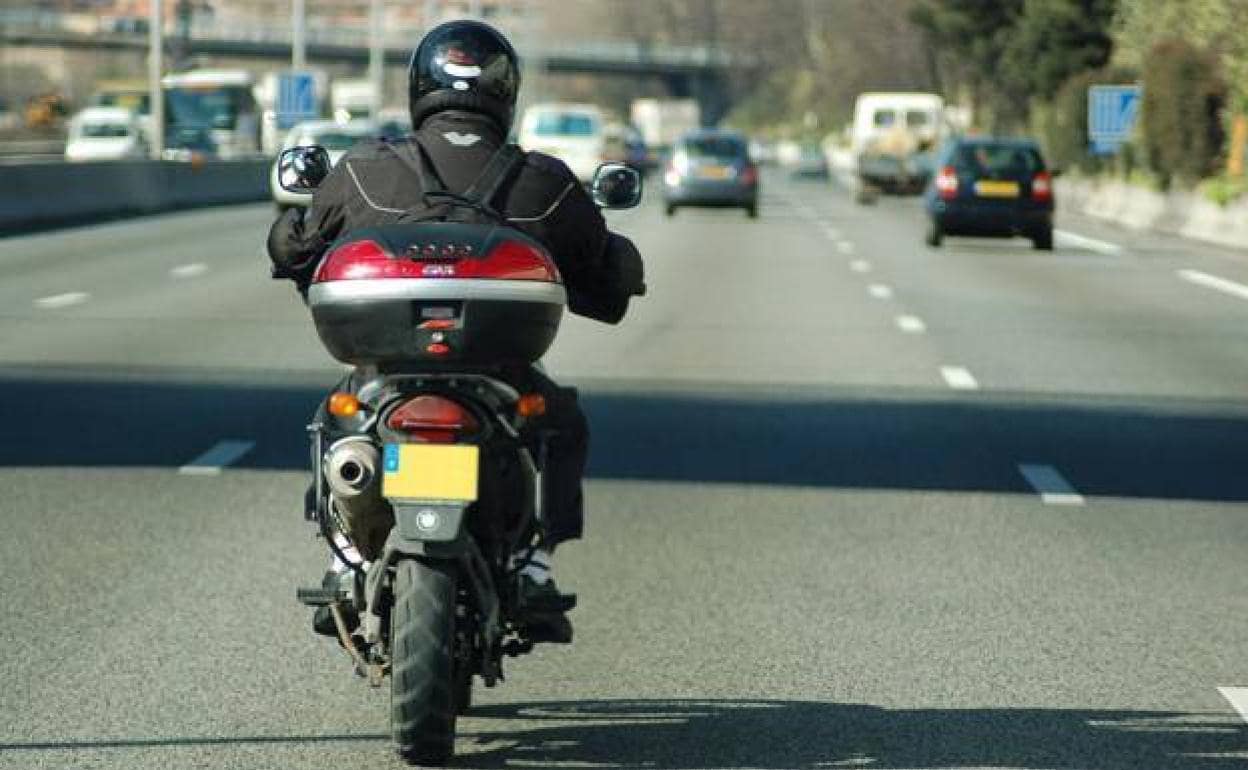 Usar intercomunicador en moto es legal según nueva Ley de la DGT - Motissimo