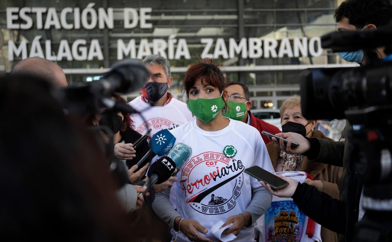 Teresa Rodríguez atiende a los medios, frente a la estación de trenes María Zambrano. 