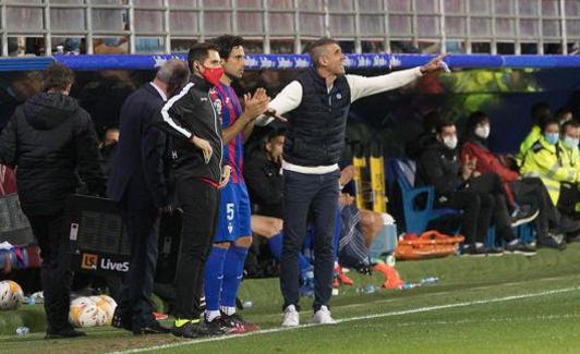 Gaizka Garitano, entrenador del Eibar, durante un encuentro reciente.