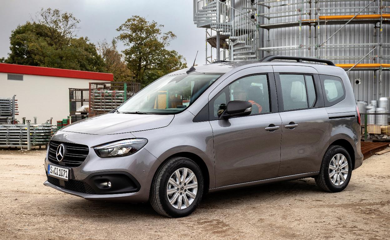 La hermana pequeña da la talla