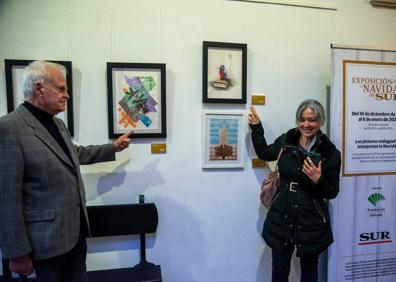 Imagen secundaria 1 - Pilar Perea, Rafael Jaime, Pedro Luis Gómez y Laura Vázquez, junto a la obra de Jaime. Hierrezuelo junto a Kora, dos de los artistas que han donado obras a esta iniciativa de SUR y Fundación Unicaja. Neno Herrera, uno de los artistas participantes, junto a su obra. 