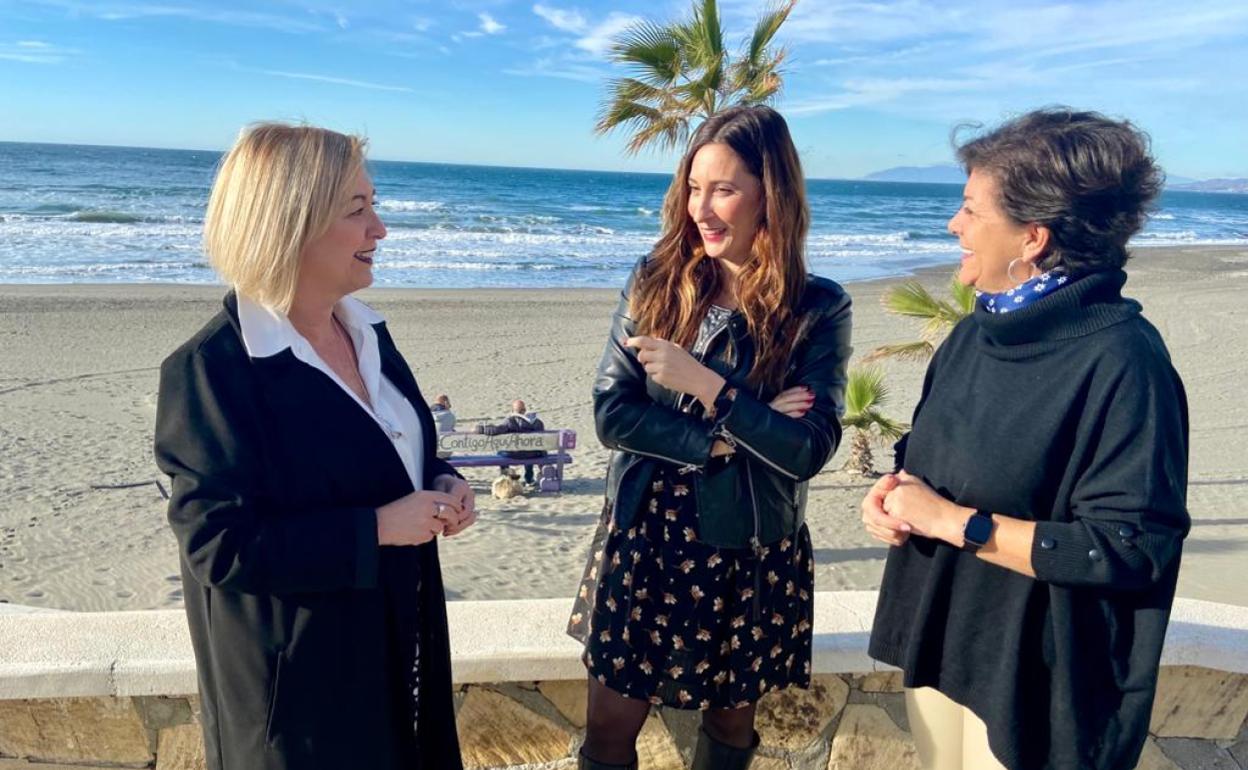 Las ediles socialistas de Torrox María José González y Mari Nieves Ramírez, con la diputada Fuensanta Lima, en Torrox. 