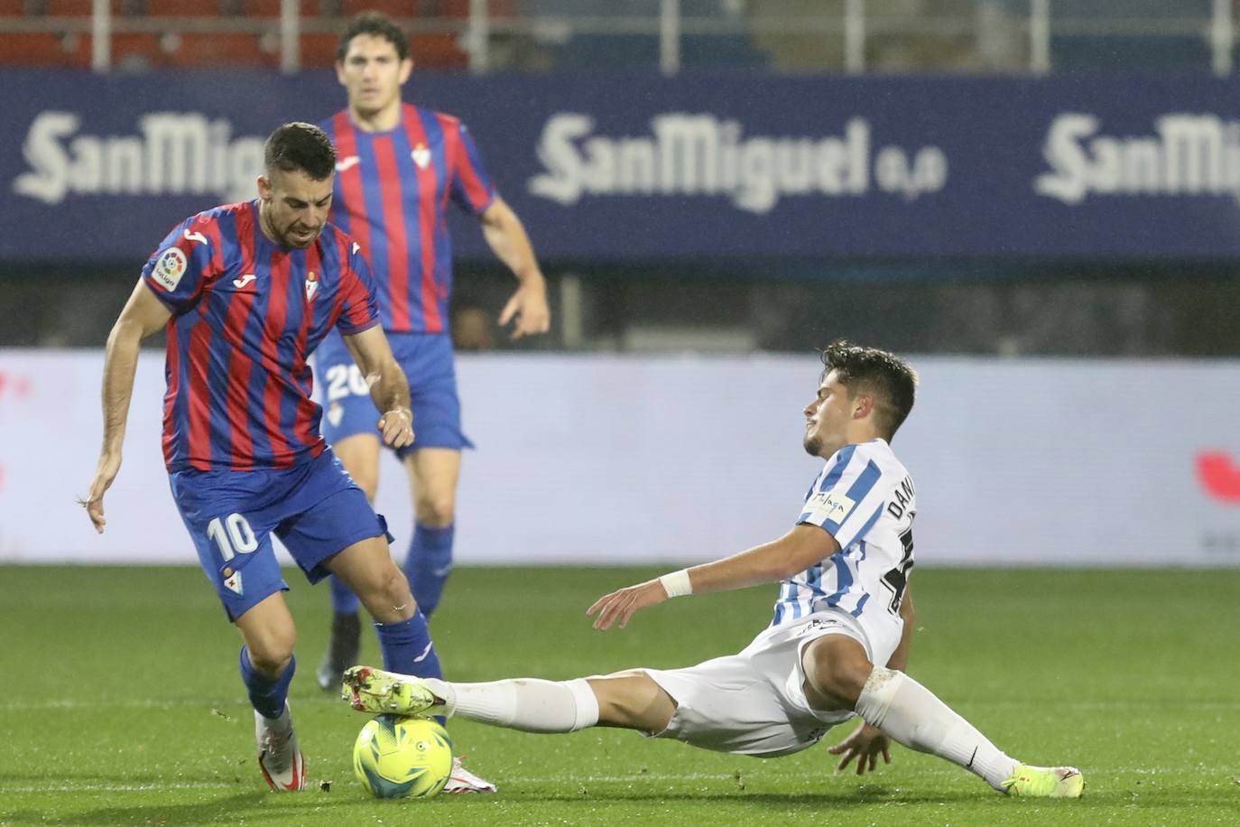 Fotos: El Málaga empata en el campo del Eibar (2-2)