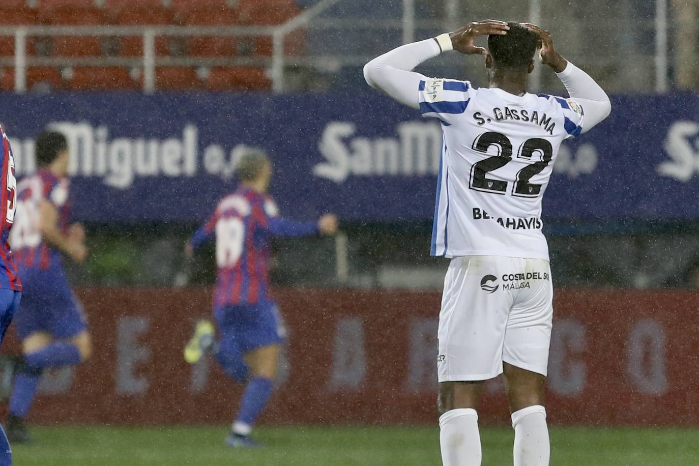 Fotos: El Málaga empata en el campo del Eibar (2-2)