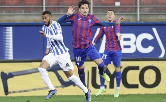 Hicham supera a Etxeita, del Eibar, en velocidad en la jugada del segundo gol del Málaga.