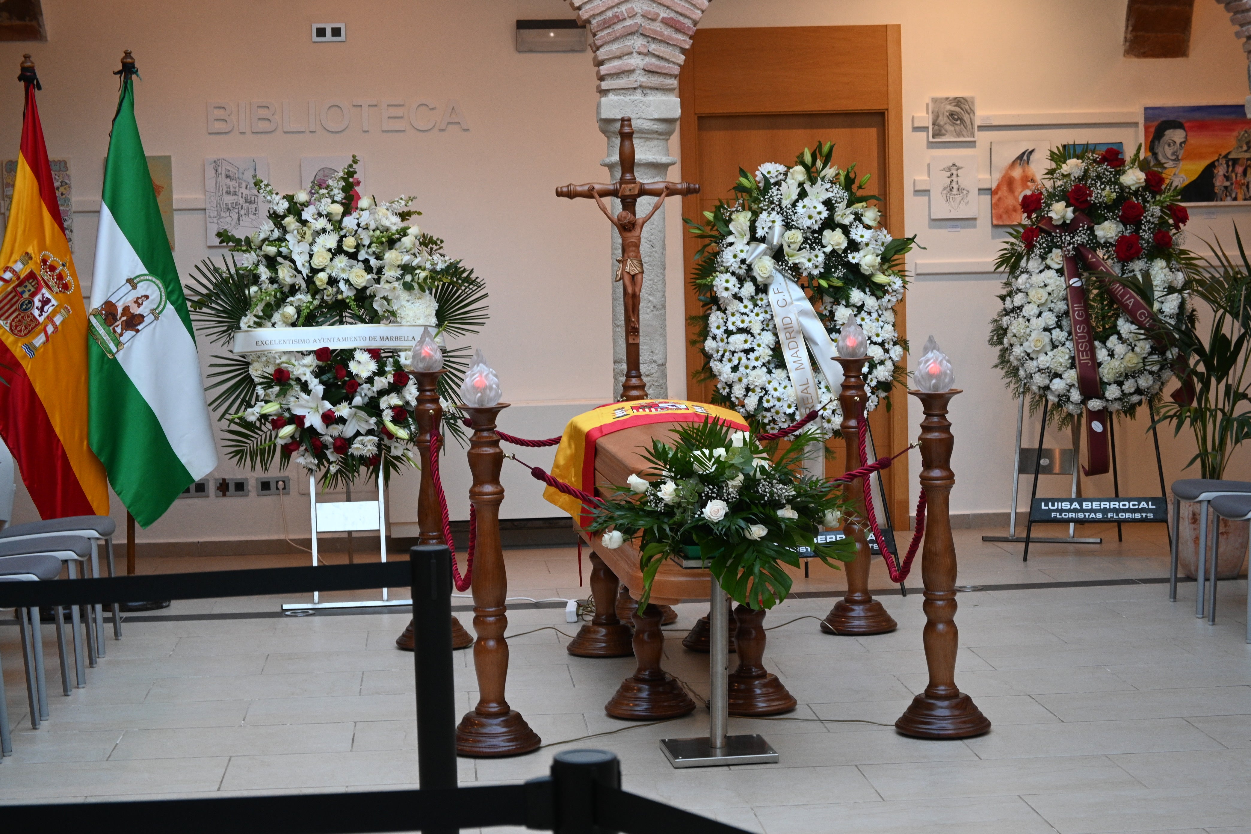 El féretro con los restos mortales del tenista permanecerán durante la jornada de este domingo en la capilla ardiente instalada en el centro ciudadano Hospital Real de la Misericordia, en pleno centro de la localidad de adopción de la leyenda del deporte español.