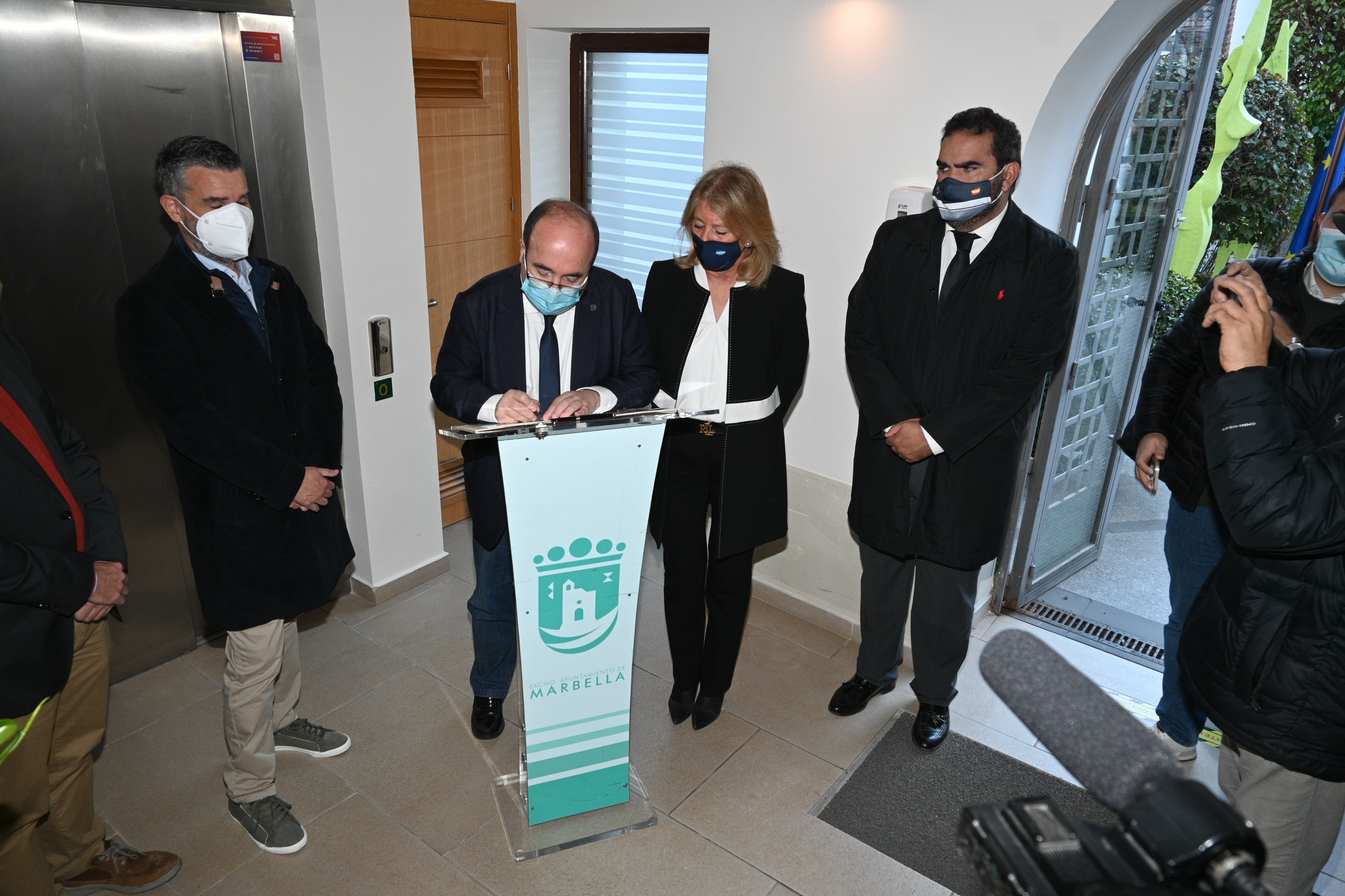 El féretro con los restos mortales del tenista permanecerán durante la jornada de este domingo en la capilla ardiente instalada en el centro ciudadano Hospital Real de la Misericordia, en pleno centro de la localidad de adopción de la leyenda del deporte español.