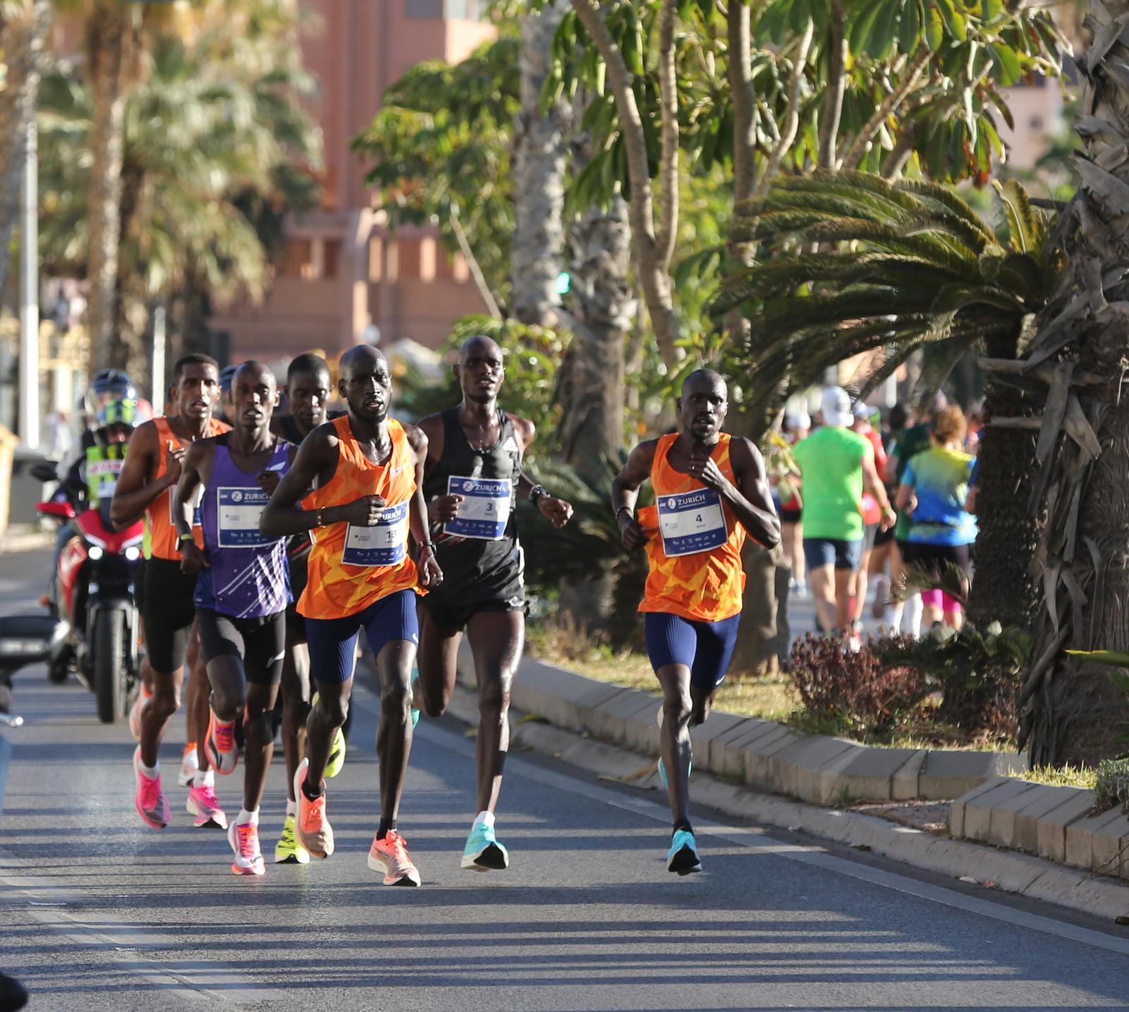 Cerca de 9.000 corredores participan en esta prueba que incluye también una media maratón, con 4.700 atletas más