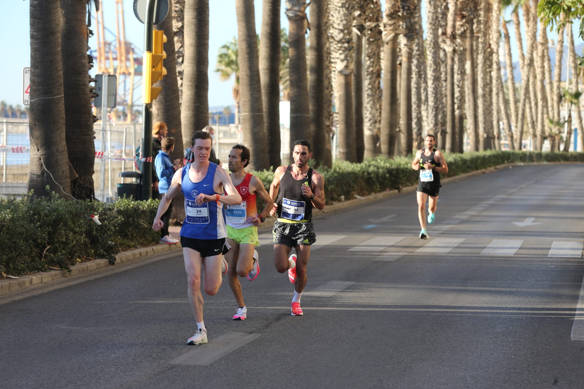 Cerca de 9.000 corredores participan en esta prueba que incluye también una media maratón, con 4.700 atletas más