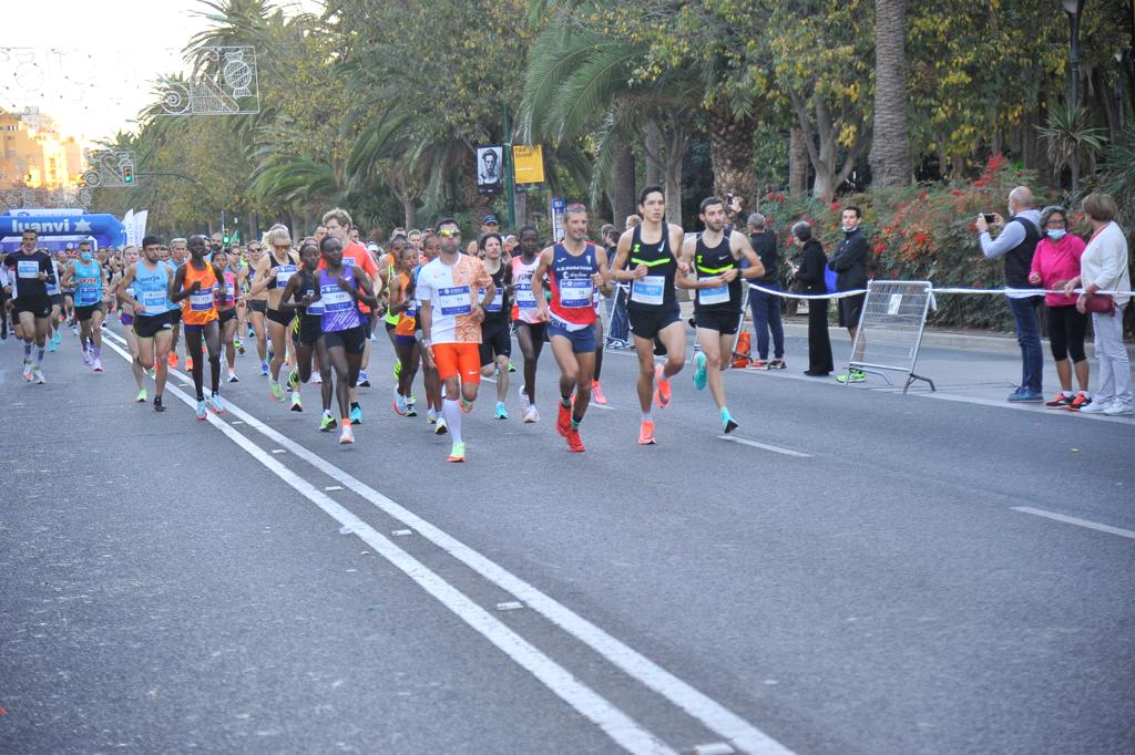 Cerca de 9.000 corredores participan en esta prueba que incluye también una media maratón, con 4.700 atletas más