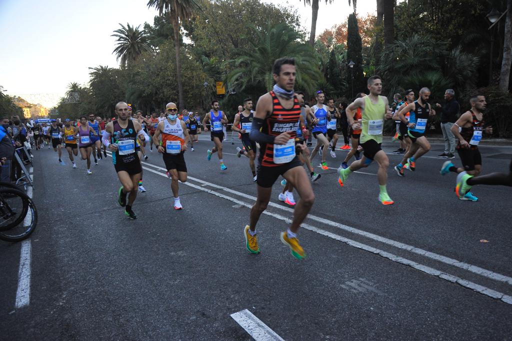 Cerca de 9.000 corredores participan en esta prueba que incluye también una media maratón, con 4.700 atletas más