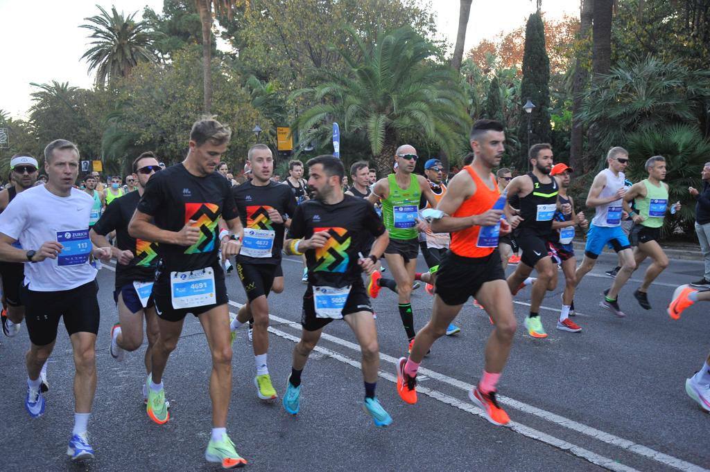 Cerca de 9.000 corredores participan en esta prueba que incluye también una media maratón, con 4.700 atletas más