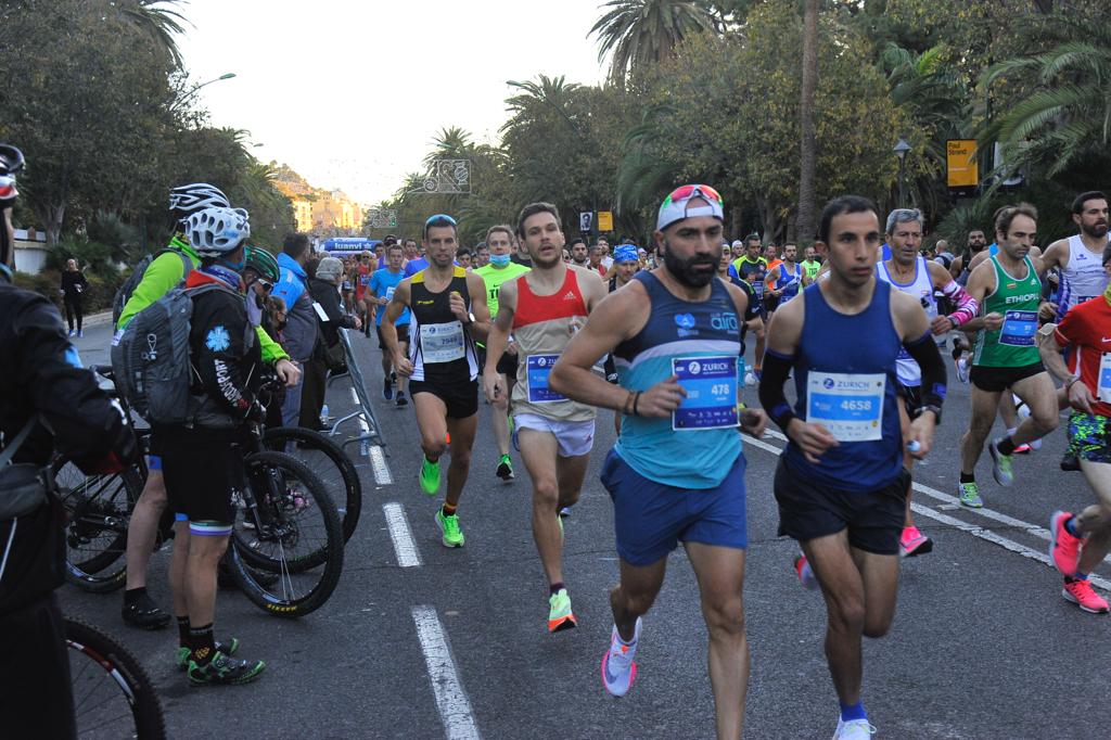 Cerca de 9.000 corredores participan en esta prueba que incluye también una media maratón, con 4.700 atletas más