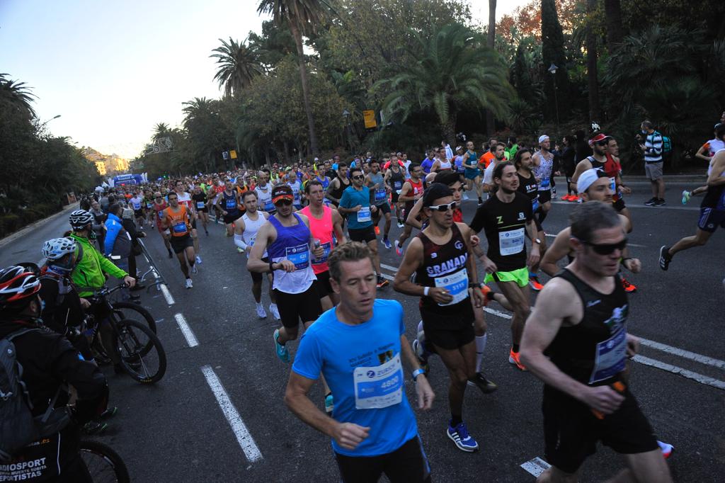 Cerca de 9.000 corredores participan en esta prueba que incluye también una media maratón, con 4.700 atletas más