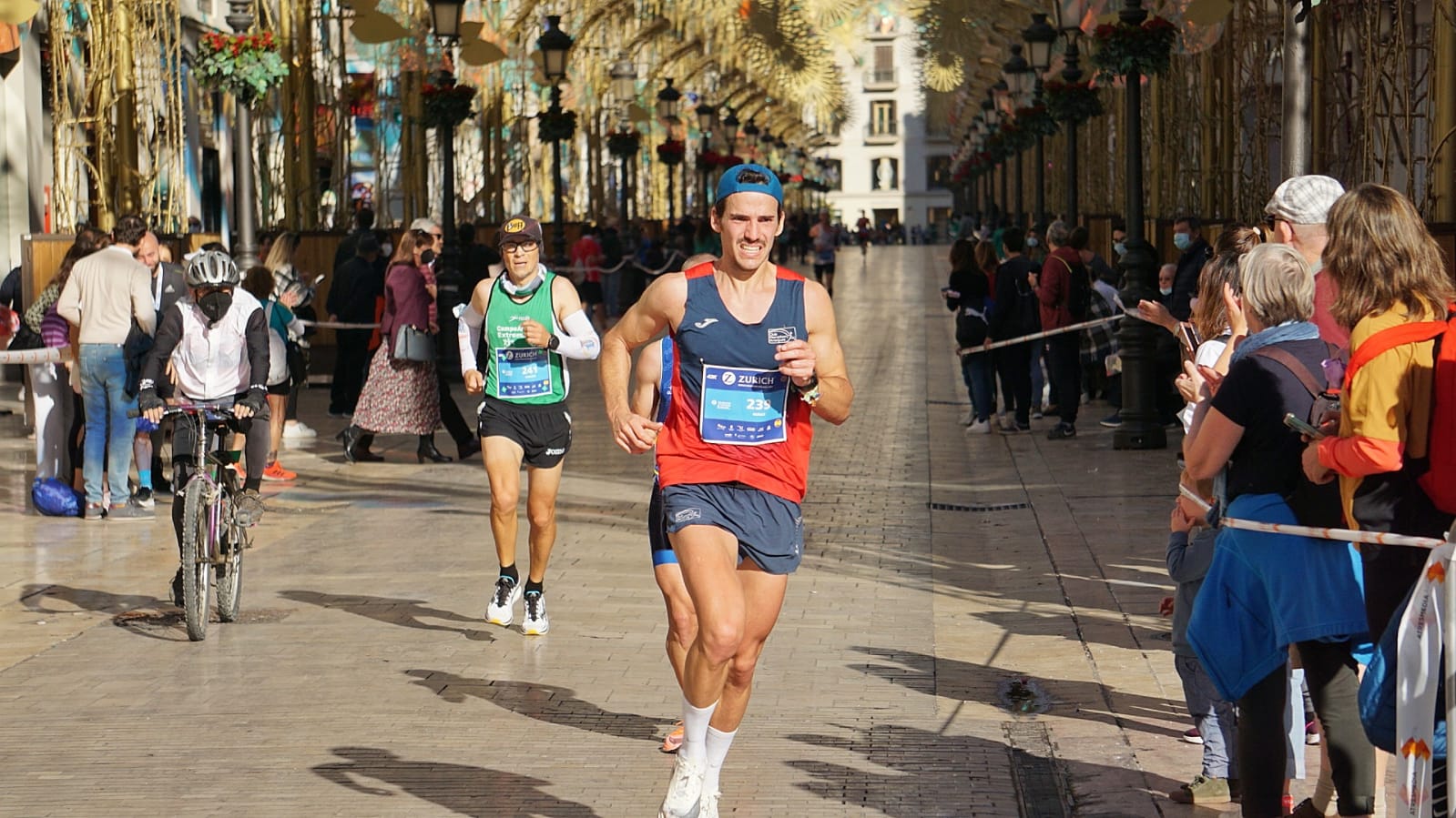 Cerca de 9.000 corredores participan en esta prueba que incluye también una media maratón, con 4.700 atletas más