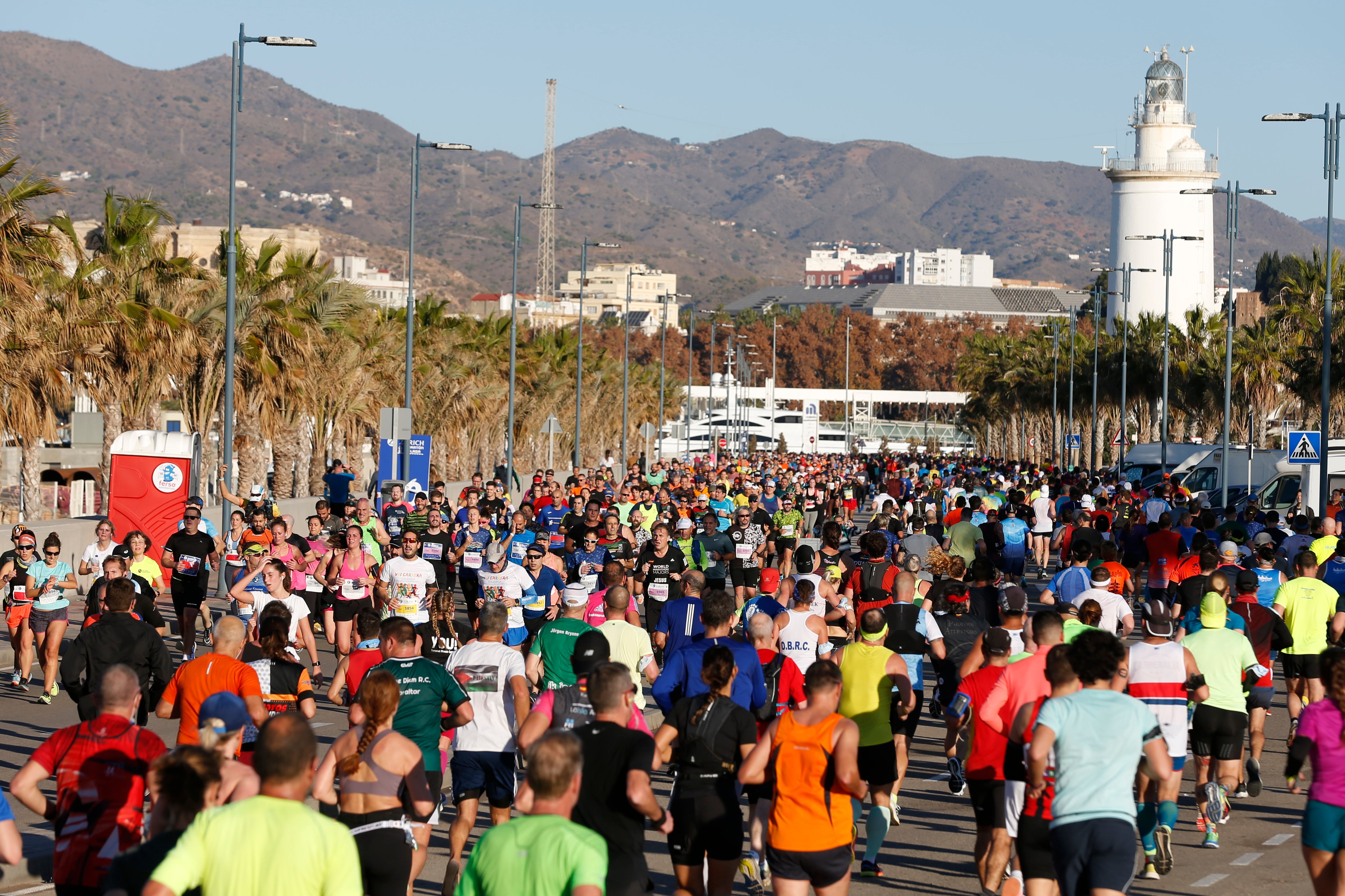 Cerca de 9.000 corredores participan en esta prueba que incluye también una media maratón, con 4.700 atletas más