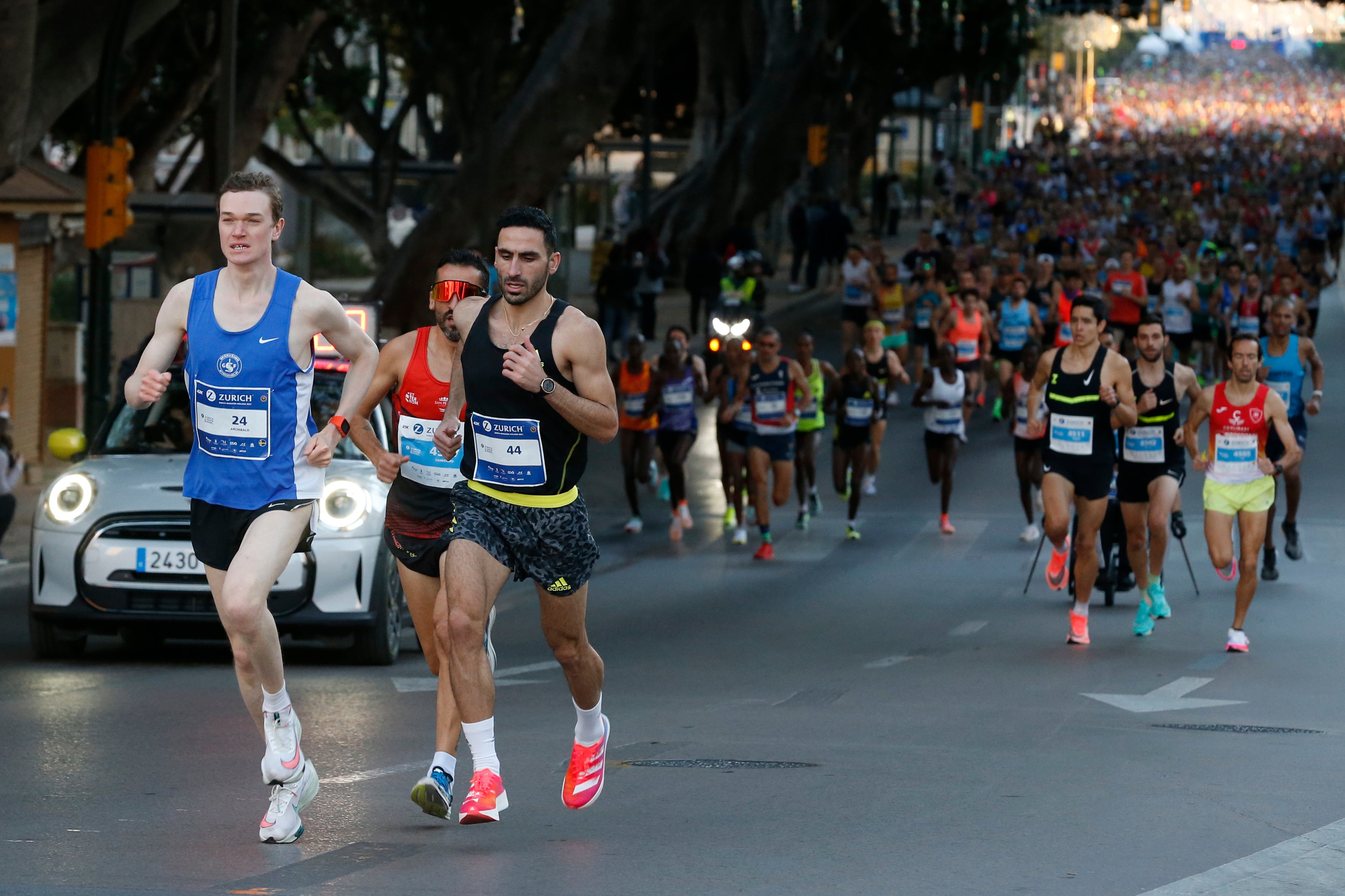 Cerca de 9.000 corredores participan en esta prueba que incluye también una media maratón, con 4.700 atletas más