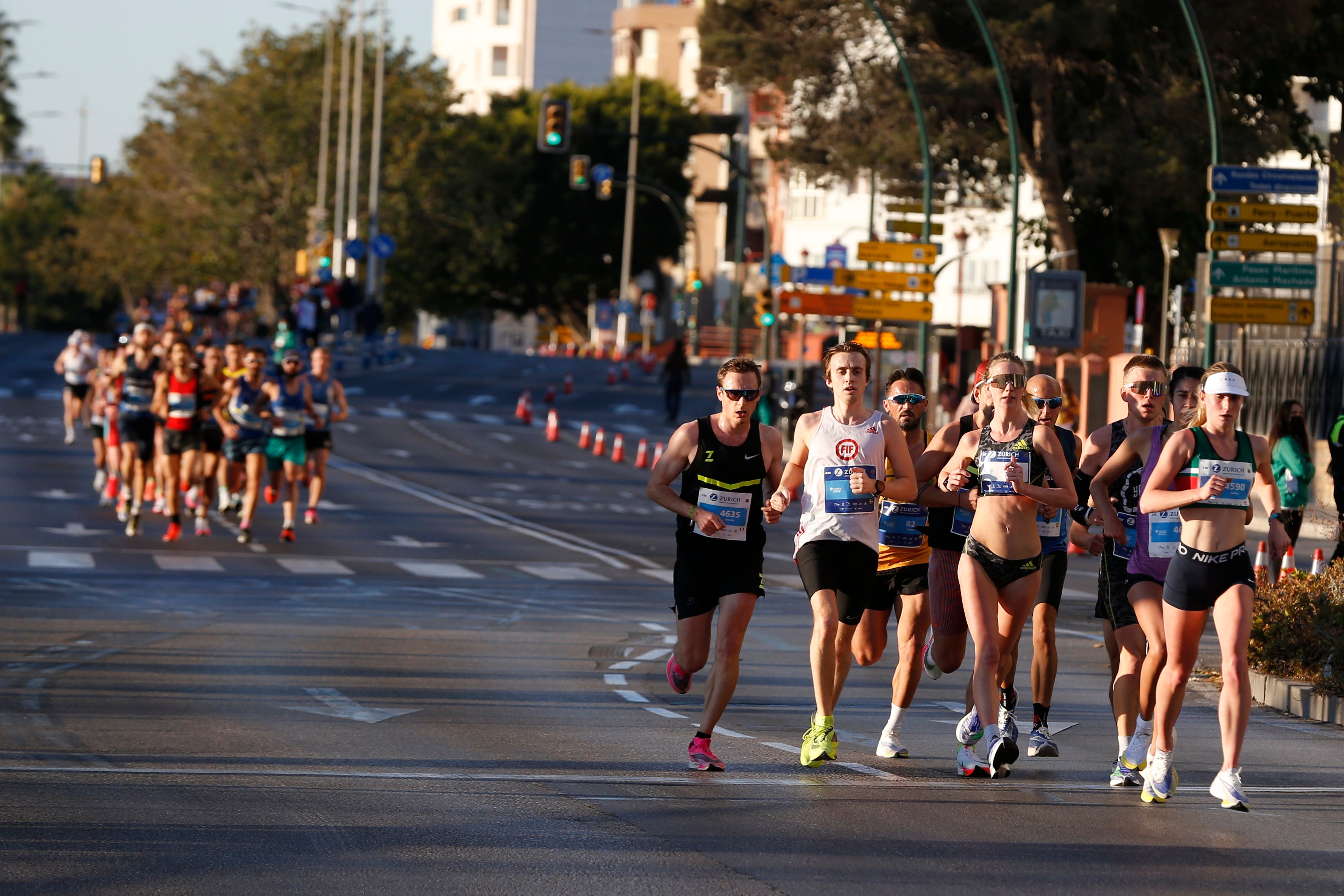 Cerca de 9.000 corredores participan en esta prueba que incluye también una media maratón, con 4.700 atletas más