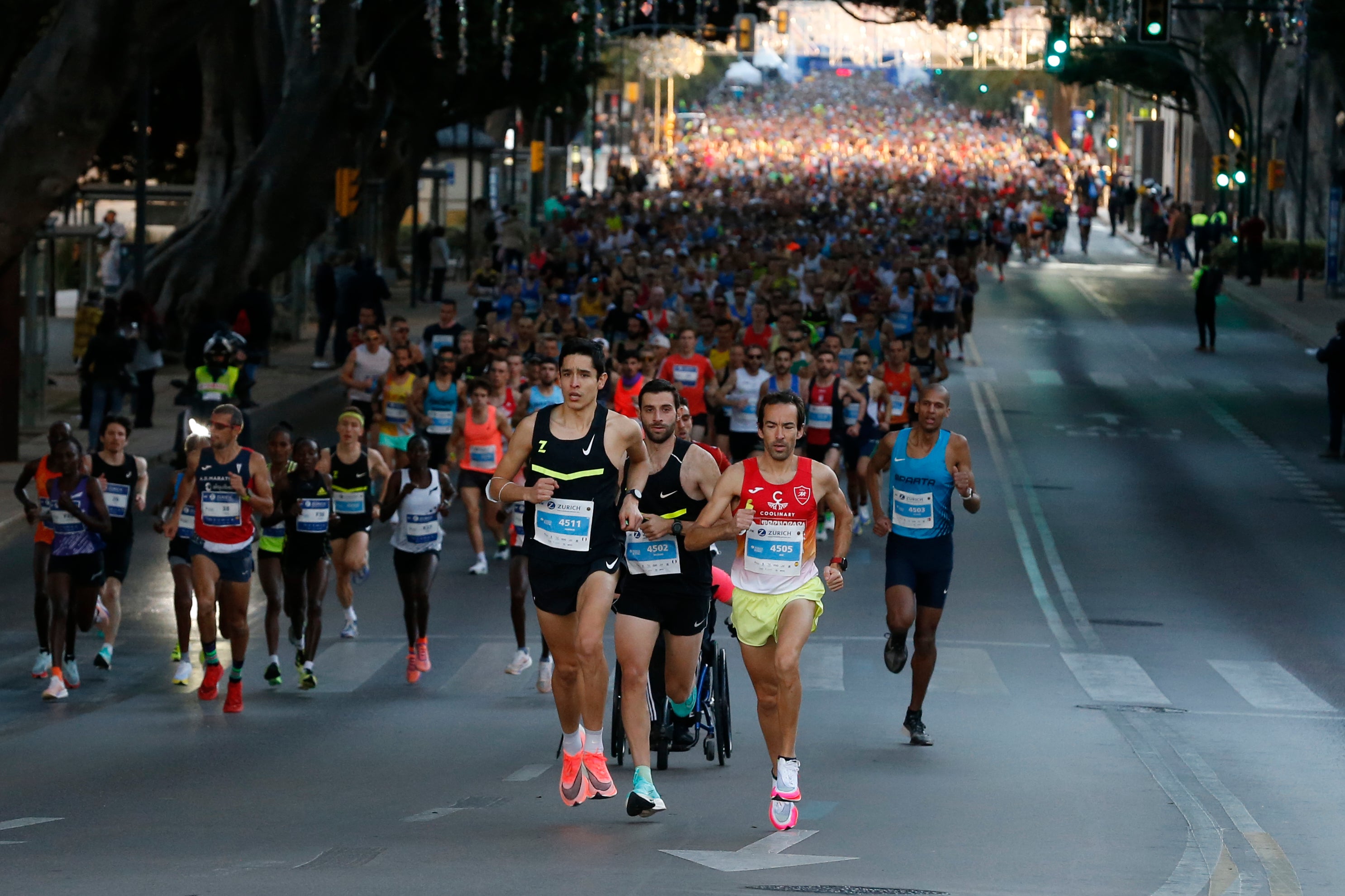 Cerca de 9.000 corredores participan en esta prueba que incluye también una media maratón, con 4.700 atletas más