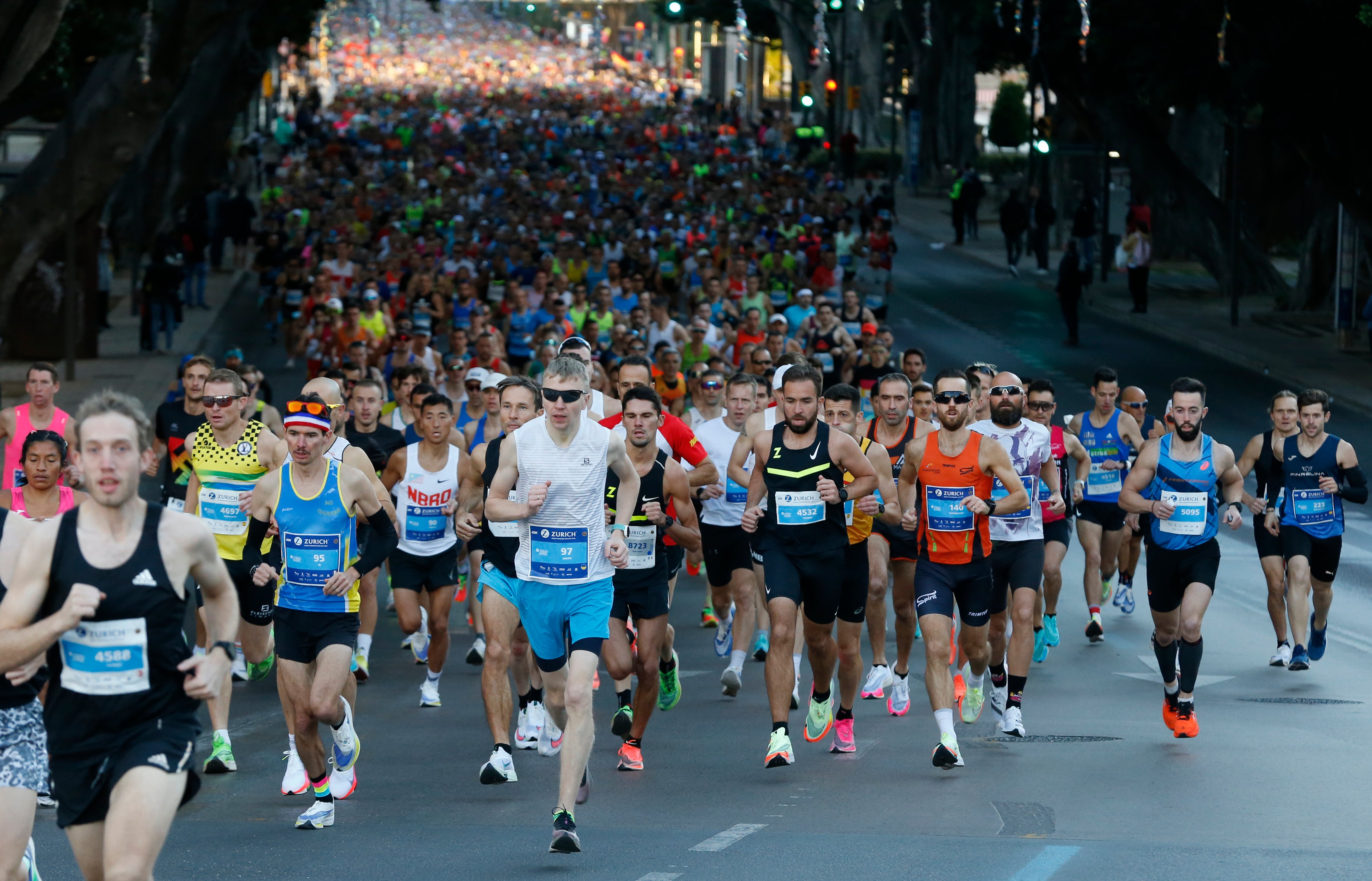 Cerca de 9.000 corredores participan en esta prueba que incluye también una media maratón, con 4.700 atletas más