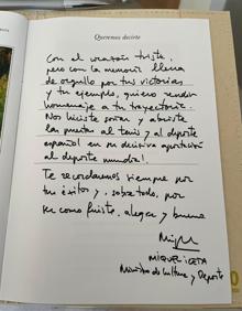 Imagen secundaria 2 - 1. Momento de la salida del féretro con destino a Madrid. 2. Emilio Butragueño conversa con la viuda de Santana. 3.Escrito de Iceta en el libro de condolencias.