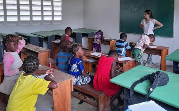 Ana Blanc, una impulsora de Educa-Guinea, dando clase a los pequeños. 