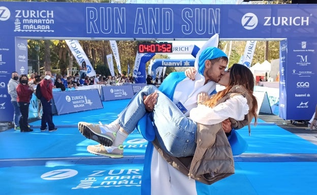 El 'sí quiero' más atípico bajo la meta de la Zurich Maratón de Málaga