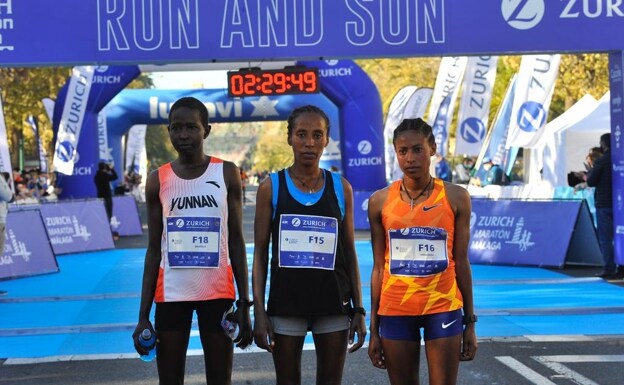 El podio femenino del maratón, con Cheptoo, Mekonnin Legesse y Maru Ejigu. 