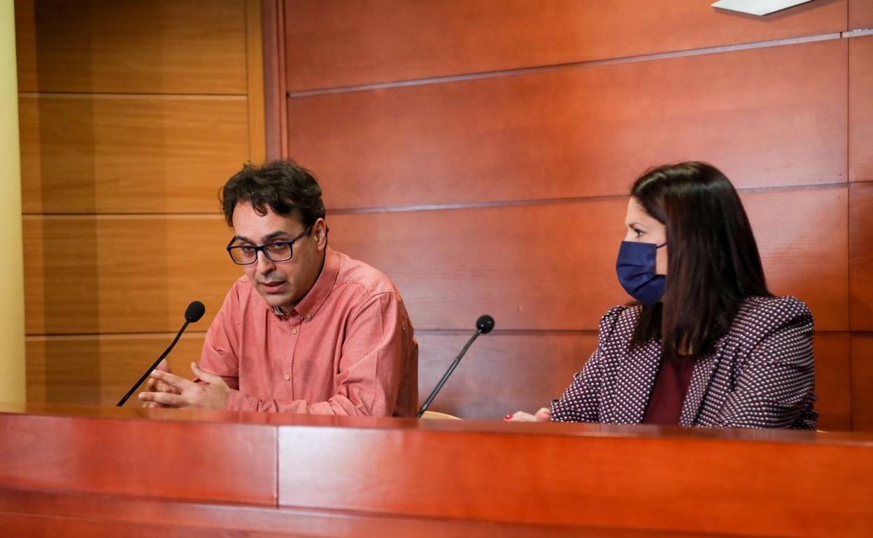 Mohamed El Morabet junto a la concejala de Cultura en la lectura del fallo. 