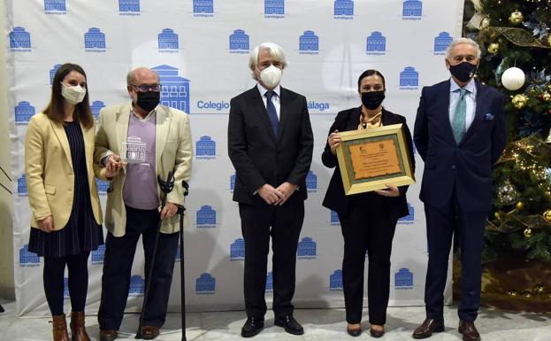 Imagen principal - Arriba, Marina Andrés, Miguel López Melero, Salvador González, Eva González y Antonio Pedraza. Abajo, Antonio Pedraza y Salvador González entregan el premio Jurista del Año a Eva González en las instalaciones del Colegio de Abogados de Málaga y en la tercera foto, Miguel López Melero, premio Salvador Andrés Reina de Derechos Humanos del Colegio de Abogados