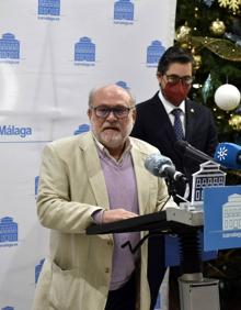 Imagen secundaria 2 - Arriba, Marina Andrés, Miguel López Melero, Salvador González, Eva González y Antonio Pedraza. Abajo, Antonio Pedraza y Salvador González entregan el premio Jurista del Año a Eva González en las instalaciones del Colegio de Abogados de Málaga y en la tercera foto, Miguel López Melero, premio Salvador Andrés Reina de Derechos Humanos del Colegio de Abogados